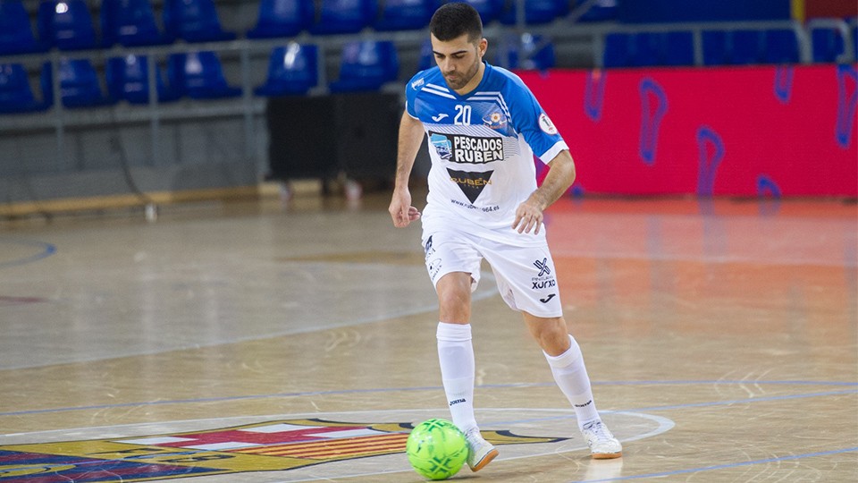 David Pazos, de Burela FS, controla el balón.