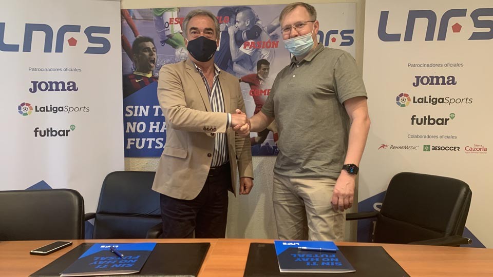 Javier Lozano y Boriss Shipunov, durante la firma en la sede de la LNFS.