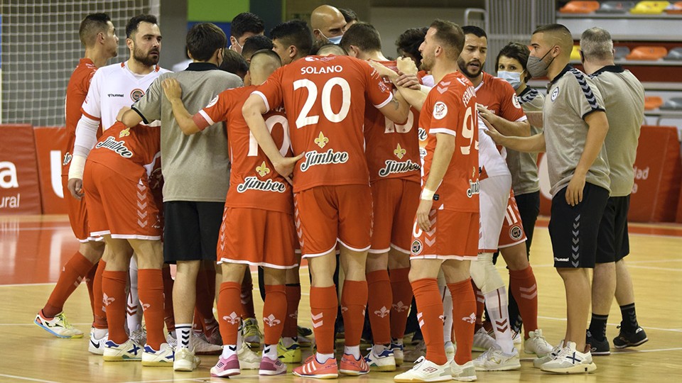 Los jugadores y el cuerpo técnico del Jimbee Cartagena hacen piña.