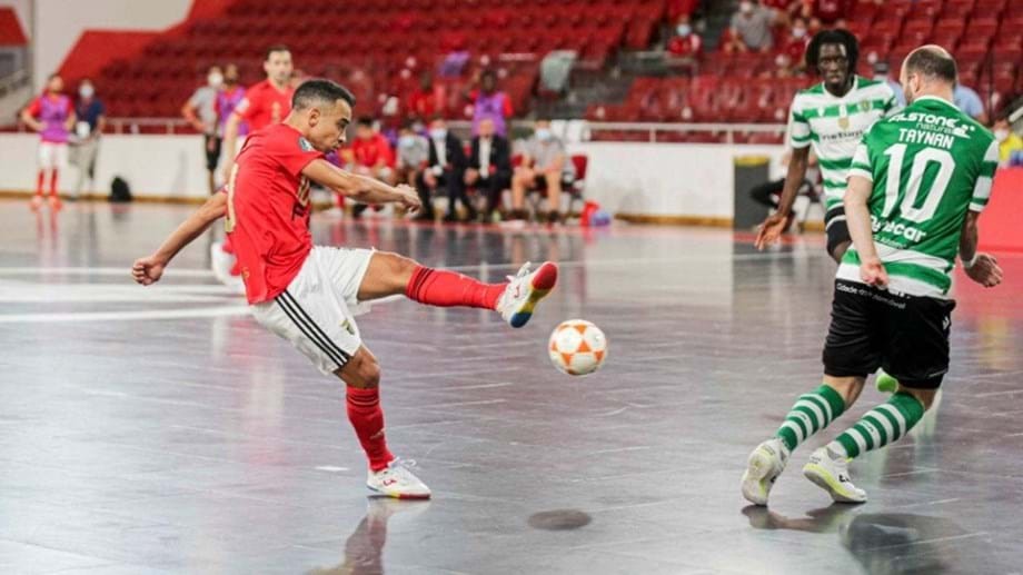 Robinho, del Benfica, dispara ante Taynan, del Sporting
