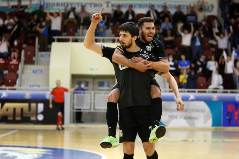 Antoshkin y Bruno Taffy celebran un gol con el Tyumen en la Superliga de Rusia