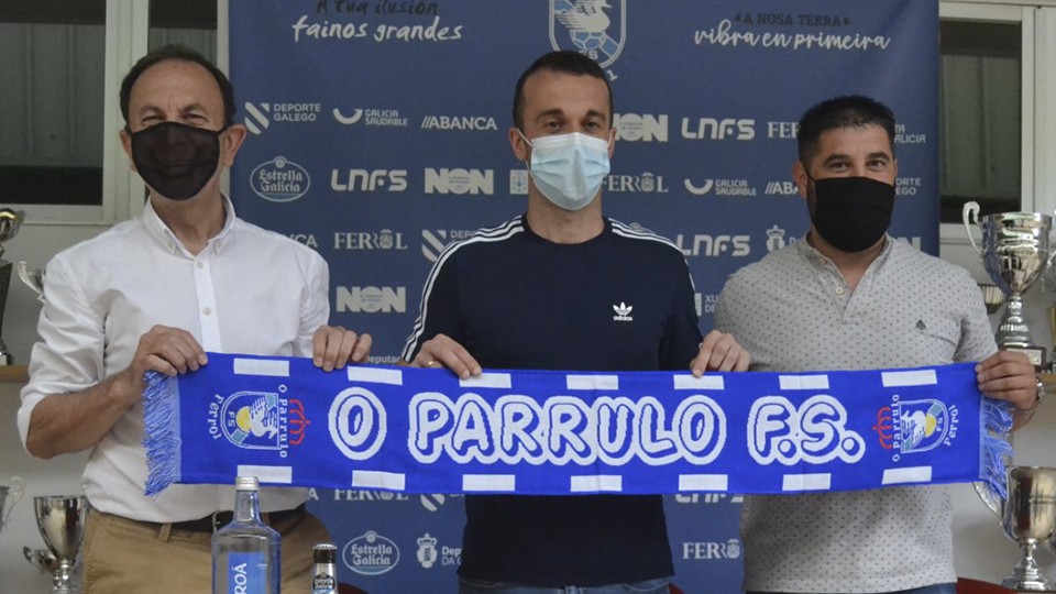 Julio Martínez, presidente de O Parrulo Ferrol, junto al jugador Adri y el director deportivo Iván López.