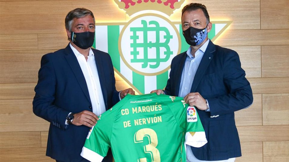 Pablo Vilches, responsable de secciones del Real Betis, junto a Julián Santos, presidente del CD Marqués de Nervión.