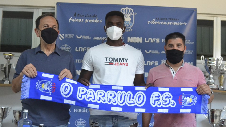 Julio Martínez, presidente de O Parrulo Ferrol, junto al jugador Hélder y el director deportivo Iván López.