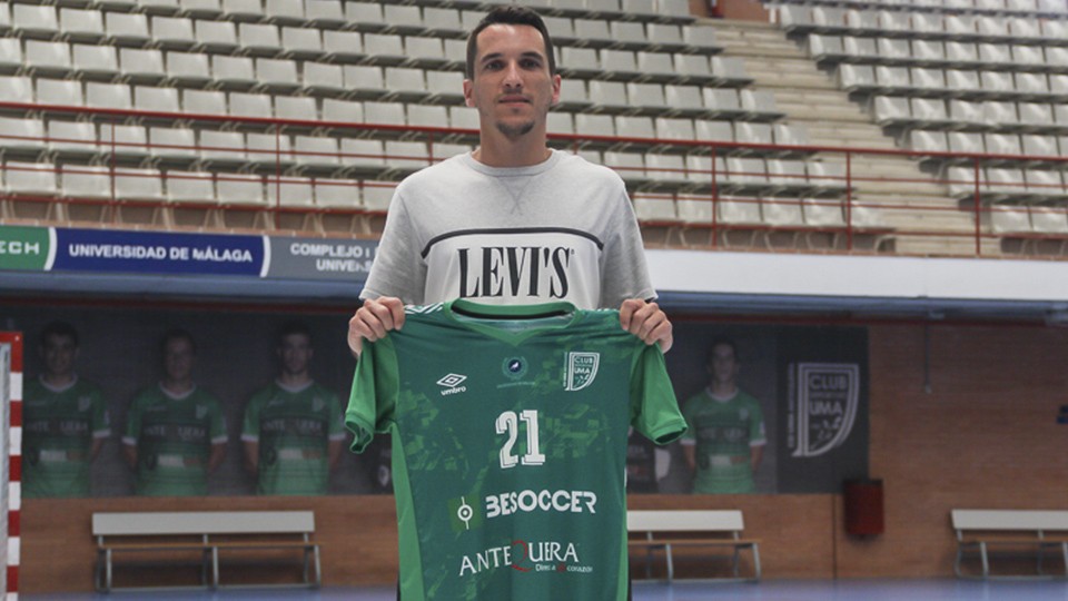 Óscar, de BeSoccer UMA Antequera, posa con la elástica verde.