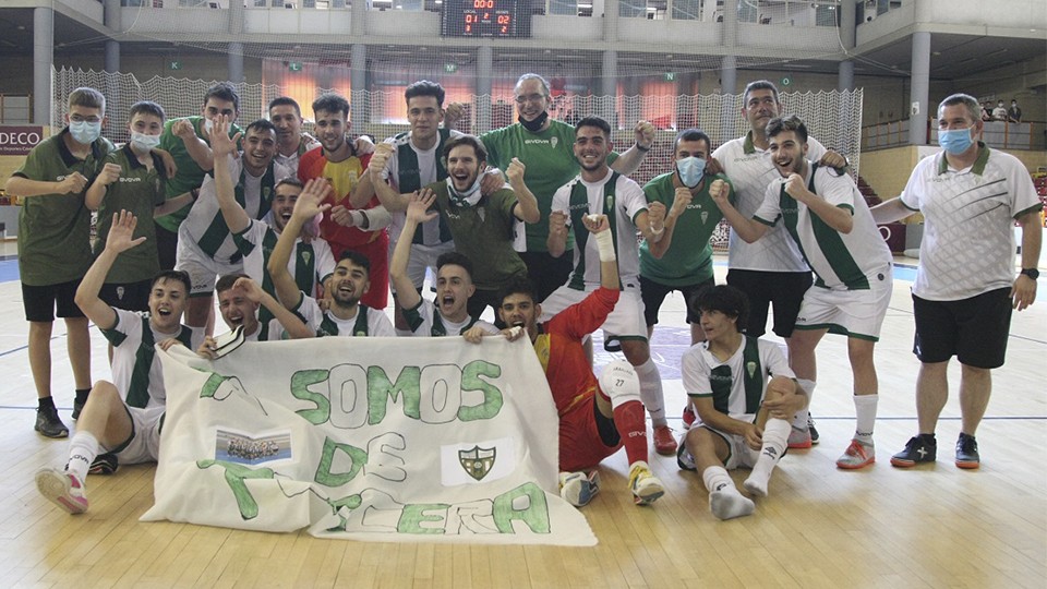 El filial del Córdoba Patrimonio de la Humanidad celebra el ascenso a Tercera División.