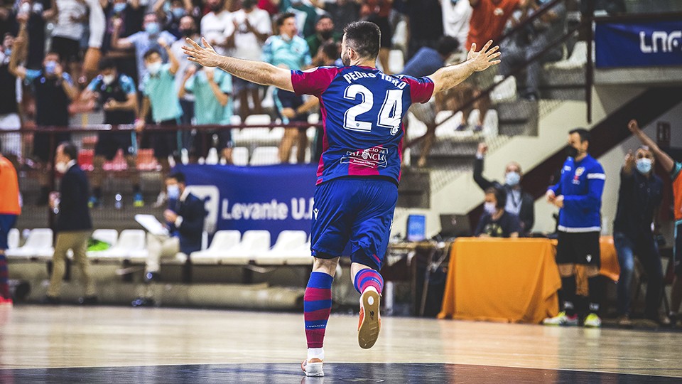 Pedro Toro, jugador del Levante UD FS, celebra un gol.