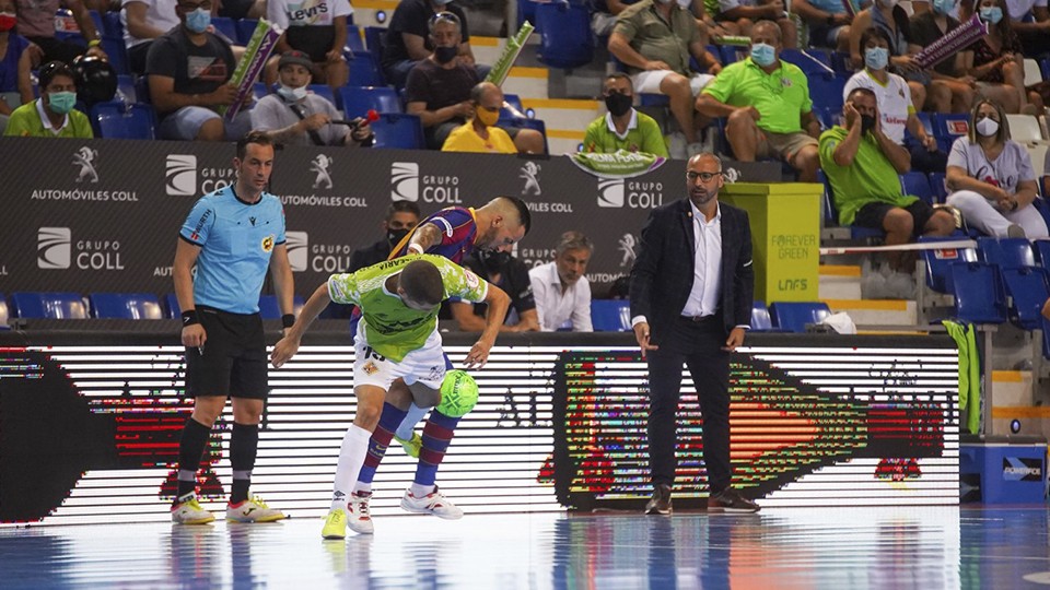 Vadillo, entrenador del Palma Futsal, observa una acción de juego.