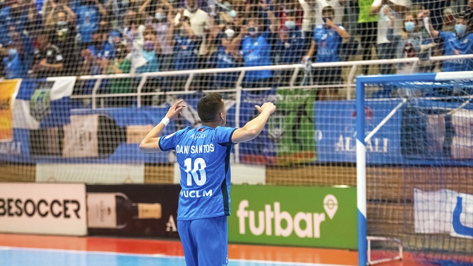 Dani Santos, jugador del Viña Albali Valdepeñas, celebra un triunfo con la afición.