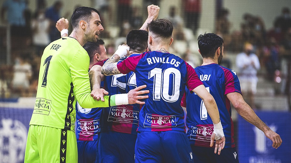 Los jugadores del Levante UD FS celebran un tanto.