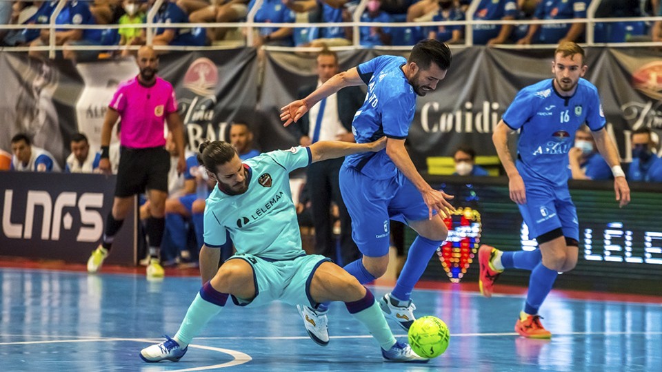 Esteban, del Levante UD, pelea por el balón.