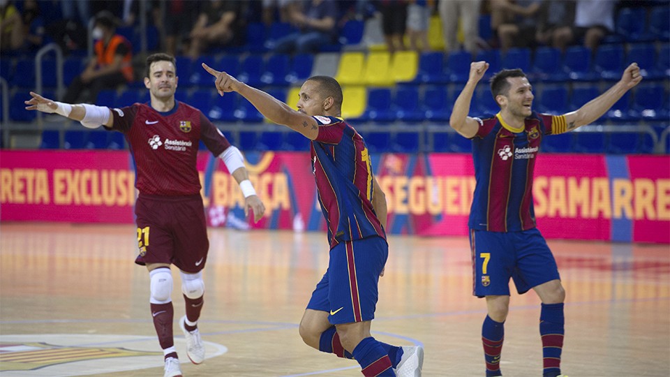Los jugadores del Barça celebran un tanto.