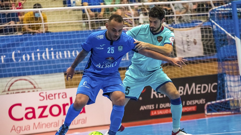 Matheus Preá, jugador del Viña Albali Valdepeñas, protege el balón ante Marc Tolrá, del Levante UD FS.