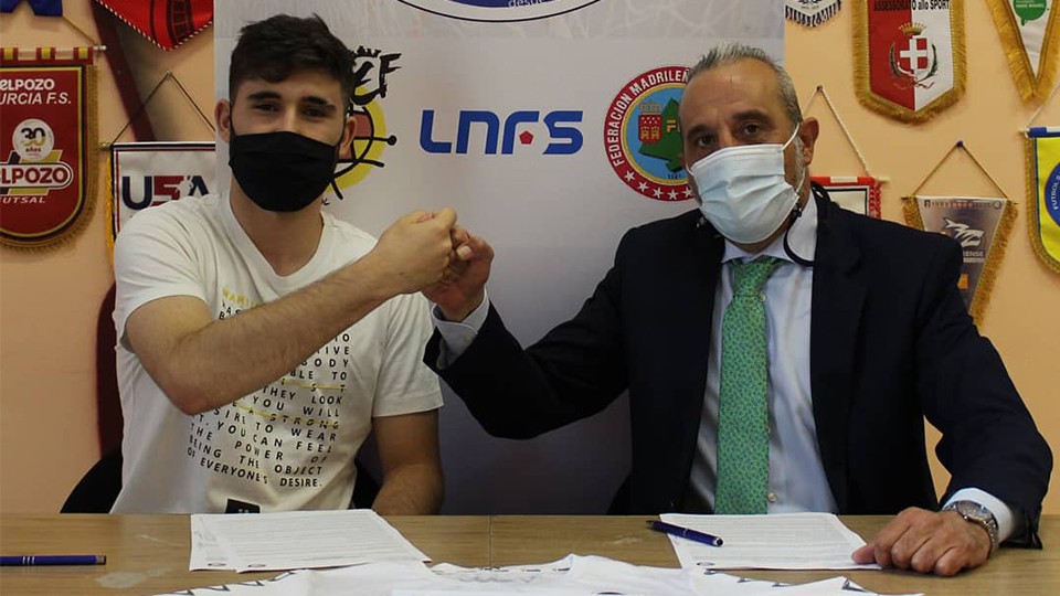 Mario Merino, jugador del Rivas Futsal, junto a Luis Moreno, presidente del club