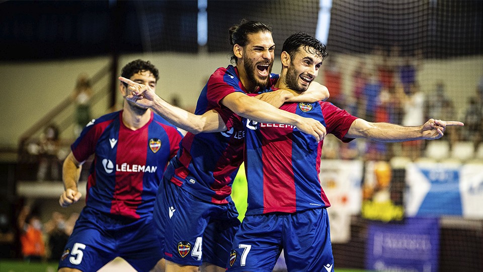 Los jugadores del Levante UD FS celebran un tanto.