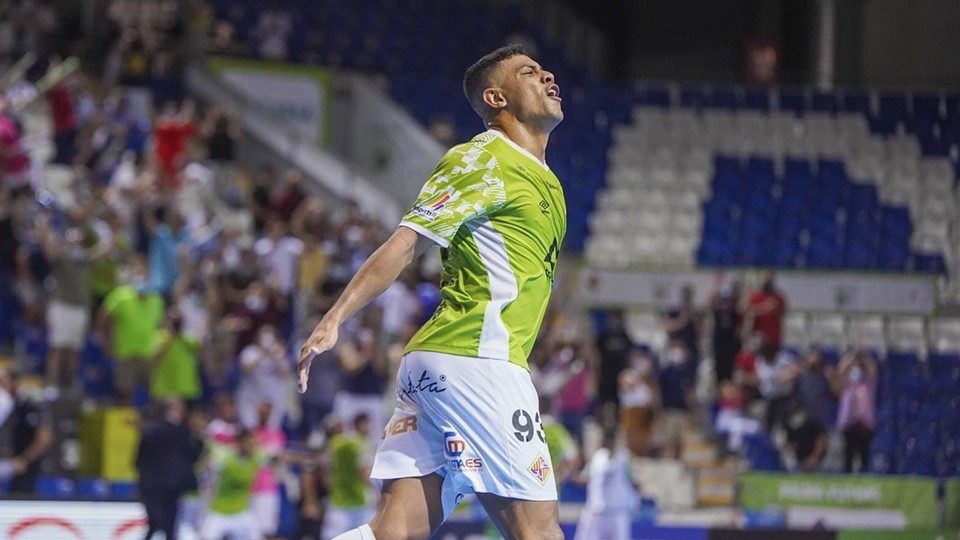 Vilela, jugador del Palma Futsal, celebra un tanto.