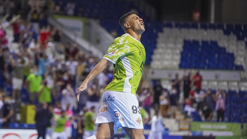 Vilela, jugador del Palma Futsal, celebra un tanto.
