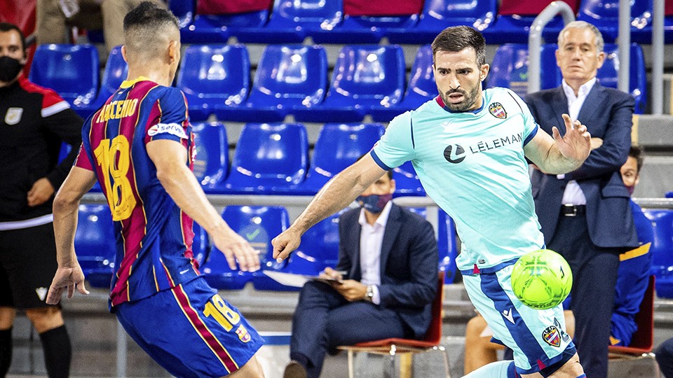 Pedro Toro, jugador del Levante UD FS, ante Marcenio, del Barça.