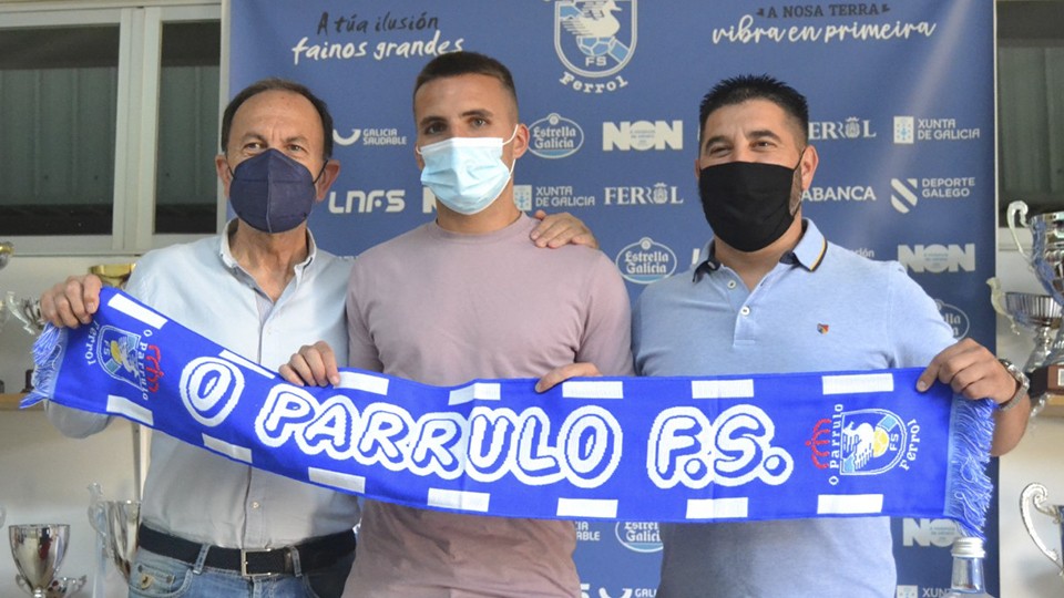 Julio Martínez (izq.), presidente de O Parrulo Ferrol, junto al jugador Kevin Chis (centro) y el director deportivo Iván López.