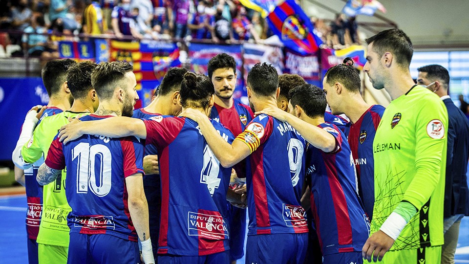 Los jugadores del Levante UD celebran un triunfo.