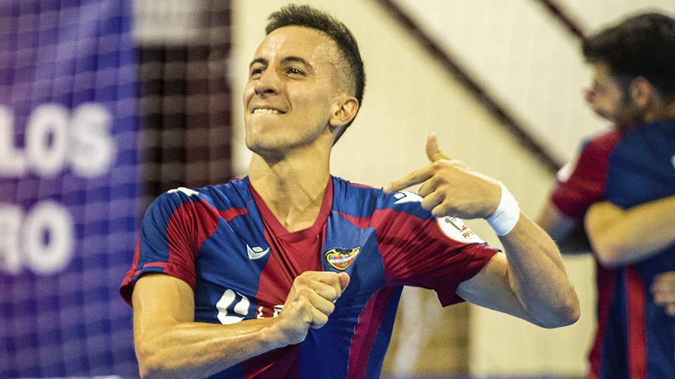 Maxi Rescia, jugador del Levante UD FS, celebra un gol.