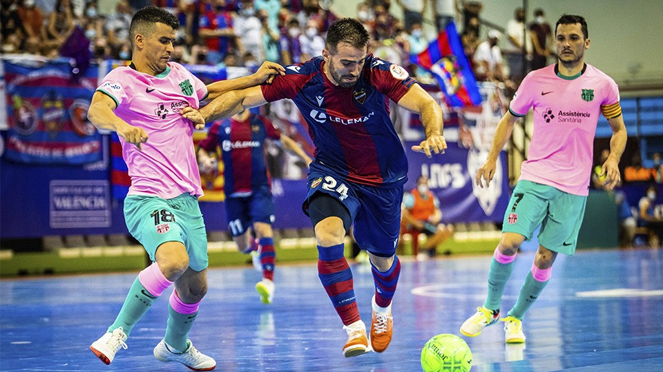 Pedro Toro, del Levante UD FS, conduce el balón ante Marcenio, del Barça