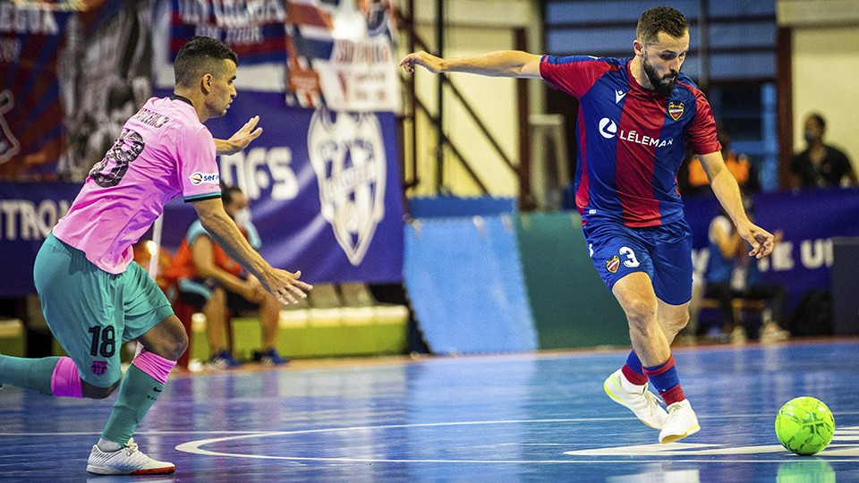 Rafa Usín, jugador del Levante UD FS, ante Marcenio, del Barça.