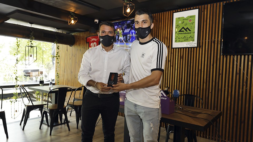 José Tirado, director general del Palma Futsal hace entrega de un reloj a Lolo en su despedida.