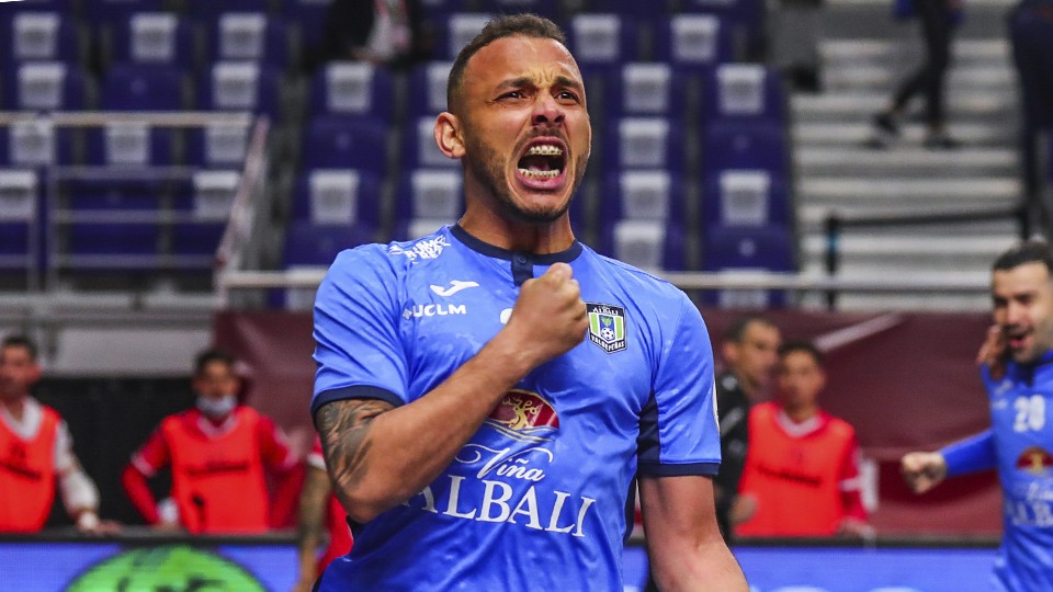 Matheus Preá, jugador del Viña Albali Vadepeñas, celebra un gol.