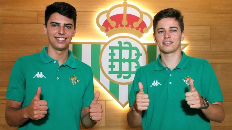 Raúl Jiménez (izq.) y Flethes, jugadores del Real Betis Futsal.