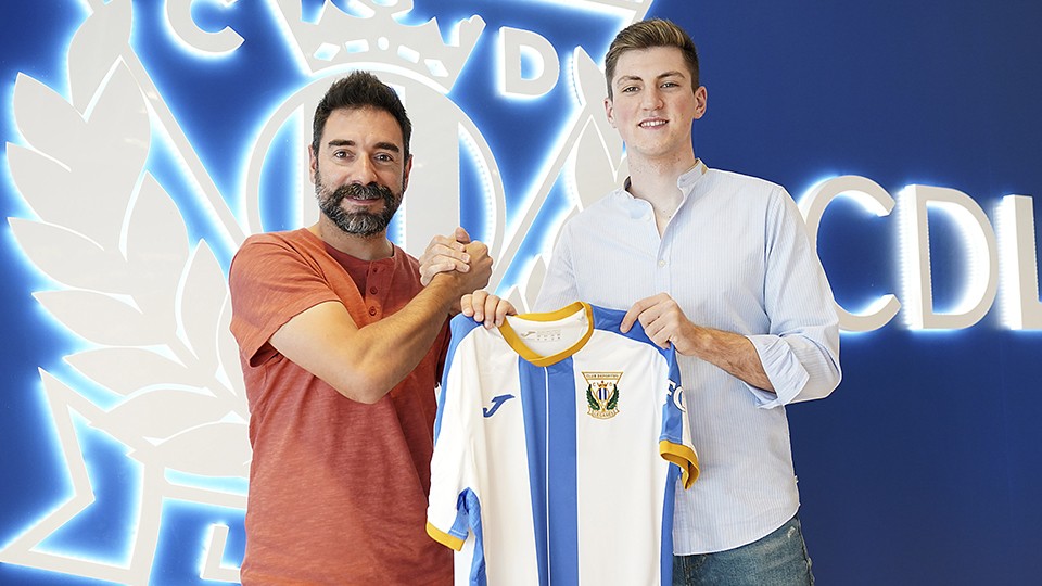 Juanma, junto al Director Deportivo Andrés Parada, durante su presentación como nuevo jugador del CD Leganés.
