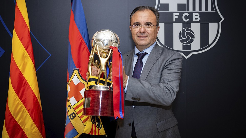 Aureli Mas, directivo responsable del Barça de Fútbol Sala, posa con la Liga