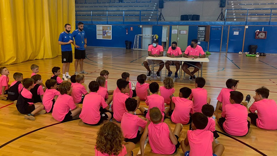 Vilela, Higor y Cleber visitan el campus del Palma Futsal.