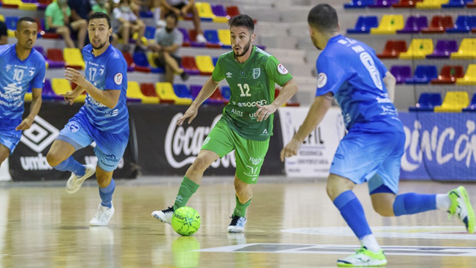 Cobarro, jugador del BeSoccer CD UMA Antequera, controla el balón.