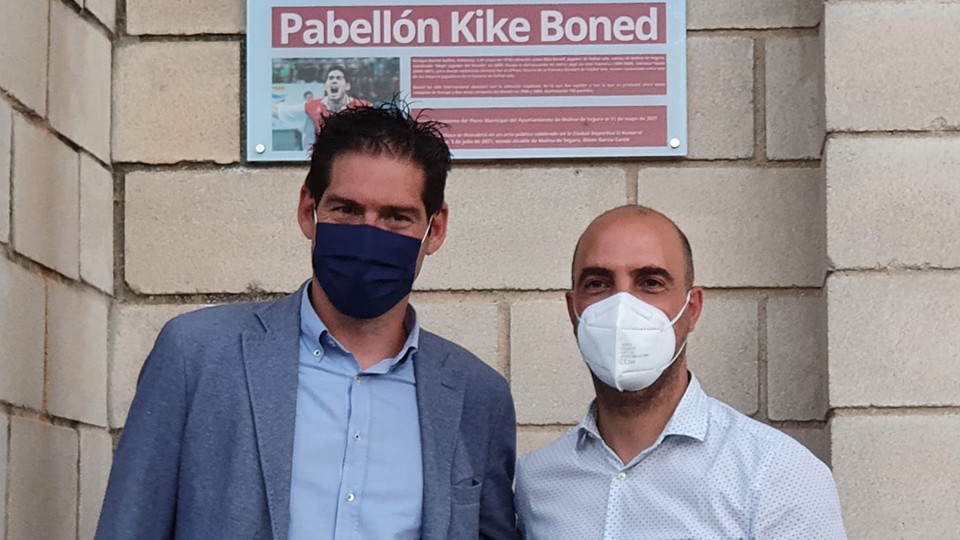 Kike Boned posa junto a Eliseo García Cantó, alcalde de Molina de Segura.