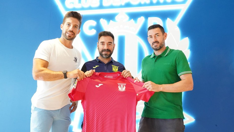 Los jugadores del CD Leganés FS Nacho Pedraza y Mimi posan junto al director deportivo Andrés Parada.