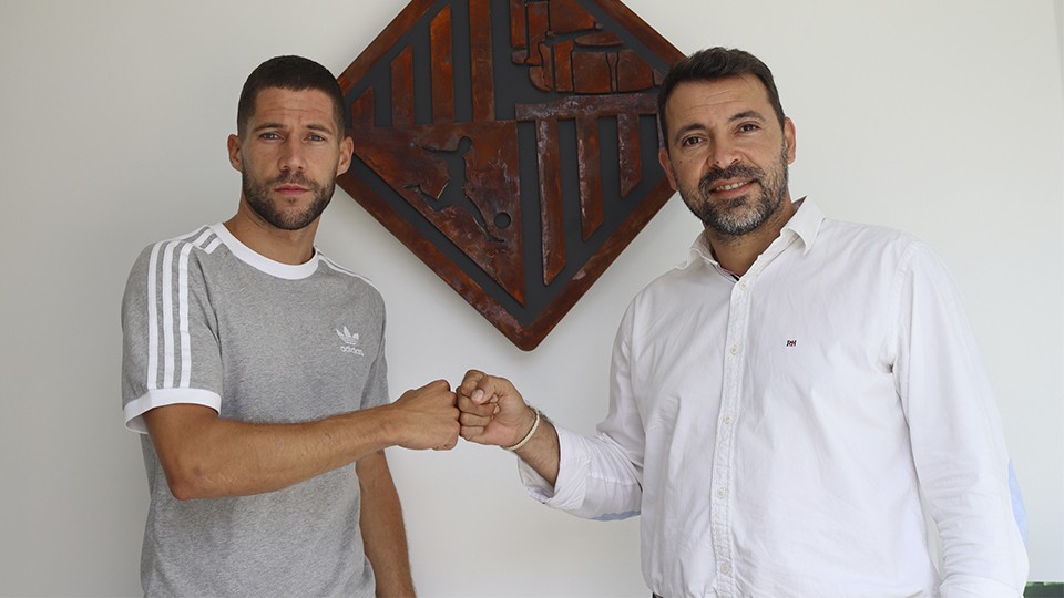 Raúl Campos, jugador del Palma Futsal, posa junto a José Tirado, director general del club balear.