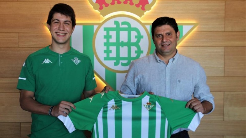 Pablo Cendán, jugador del Real Betis Futsal B, junto a Mané, coordinador de la cantera del Real Betis Futsal.