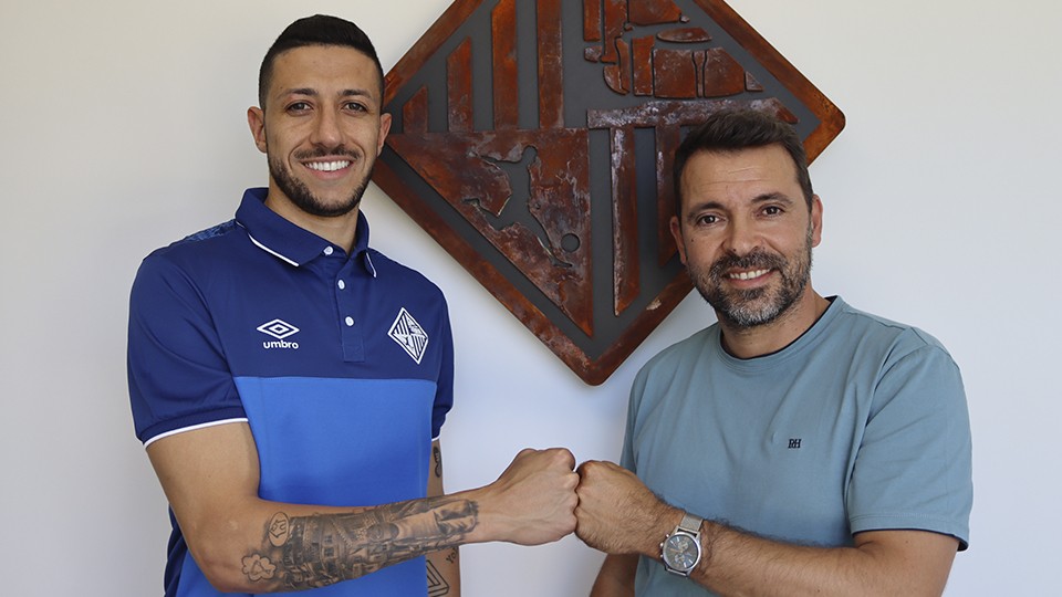 Cainan y José Tirado posan en la sede del Palma Futsal.