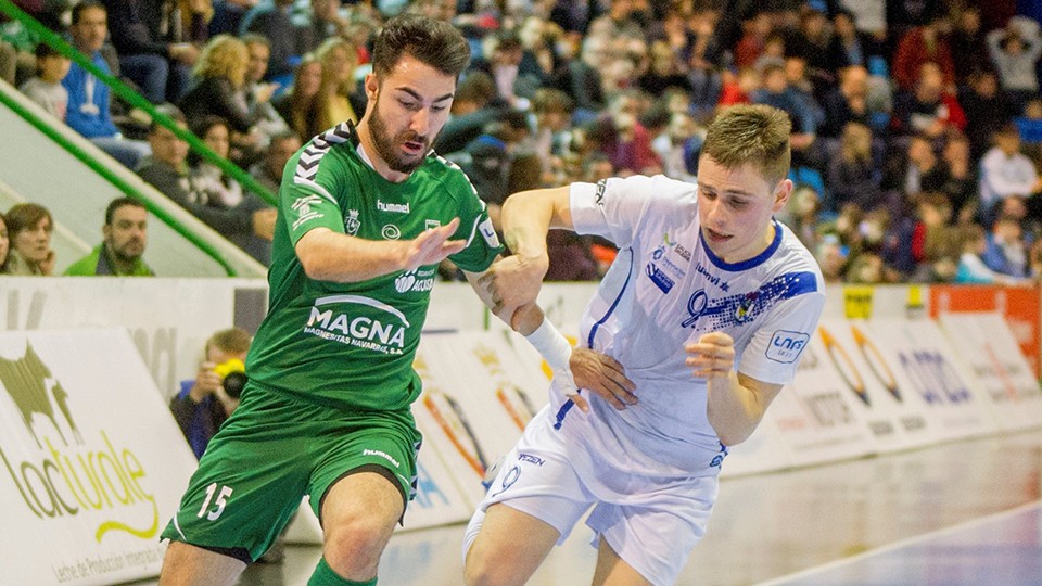 Álex Llamas, jugador de Osasuna Magna Xota, ante Isma, de O Parrulo Ferrol.