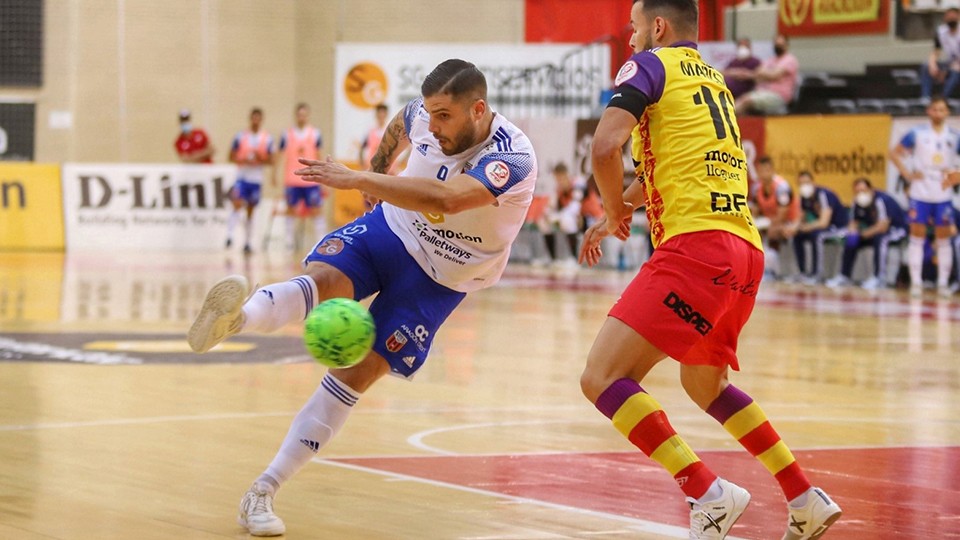 Juanqui, jugador del Fútbol Emotion Zaragoza, dispara ante Marlon, del Palma Futsal.