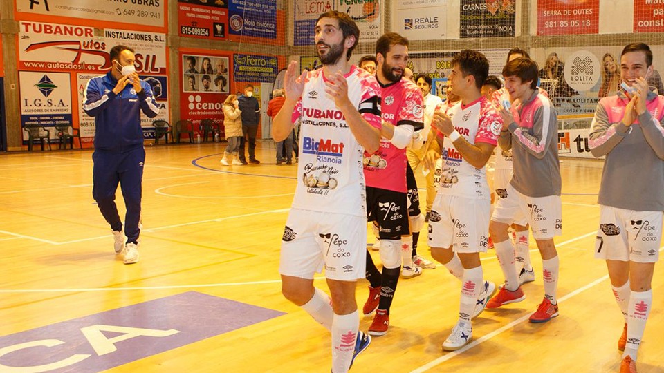 Los jugadores del Noia Portus Apostoli agradecen el apoyo de la afición.