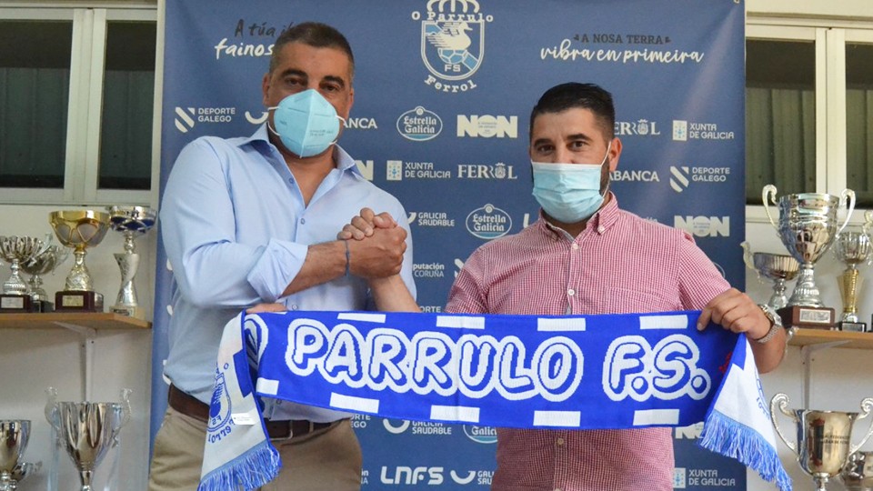 Óscar Vigo, nuevo entrenador de O Parrulo Ferrol, junto al director deportivo del club, Iván López.