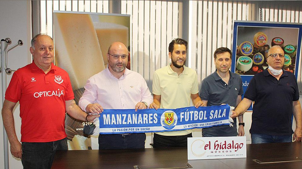 Álex Fuentes, presentado como nuevo jugador del Manzanares Quesos El Hidalgo.