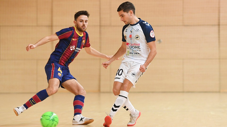 Lorca, jugador de Bisontes Castellón, ante Mario, del Barça B.