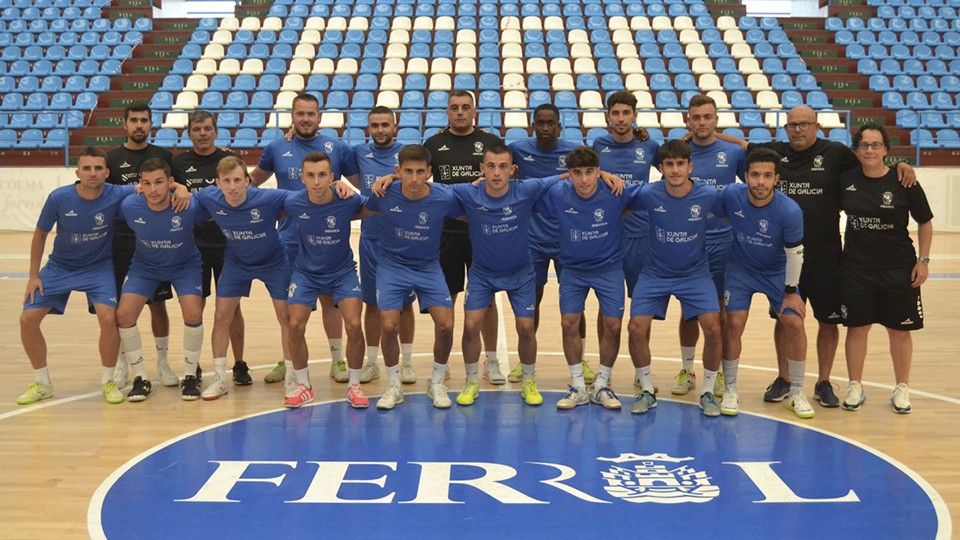 La plantilla de O Parrulo Ferrol posa en un entrenamiento de pretemporada.