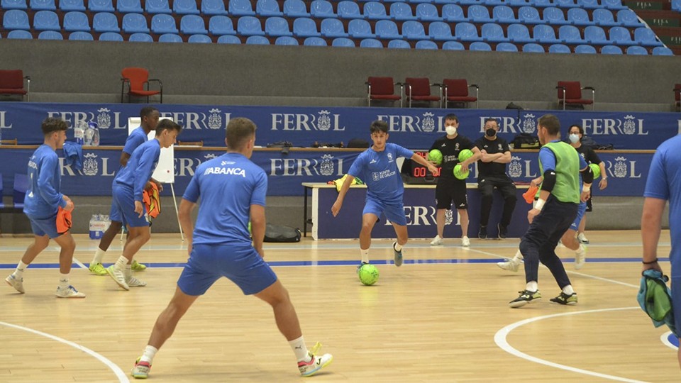 Los jugadores de O Parrulo Ferrol , durante un entrenamiento de pretemporada.