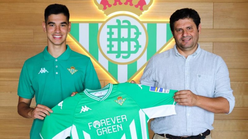Raúl López junto a José Manuel Guisado 'Mané', coordinador de la cantera del Real Betis Futsal.