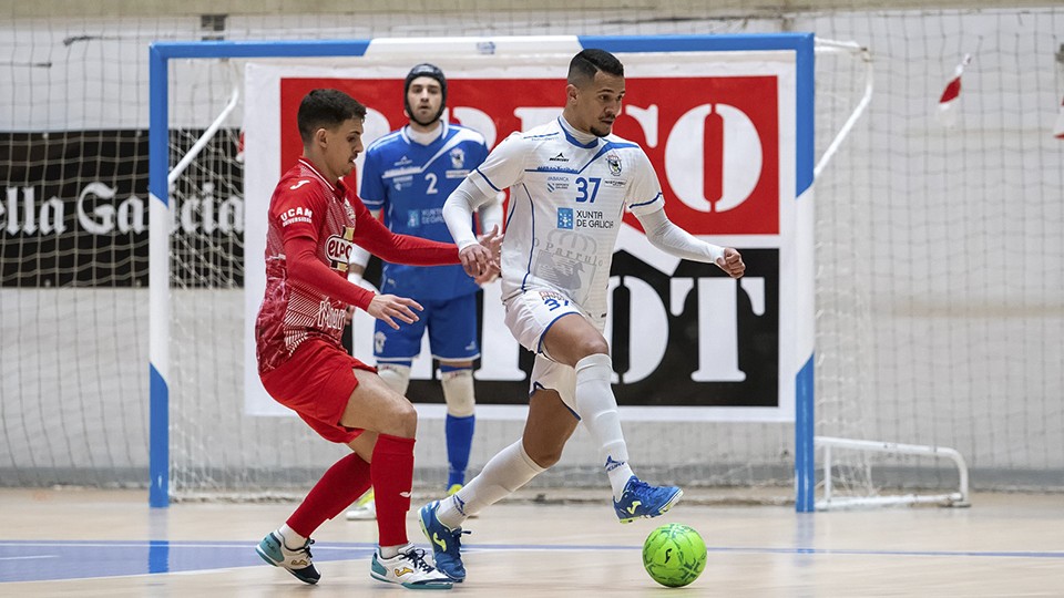 Thalles controla el el balón.