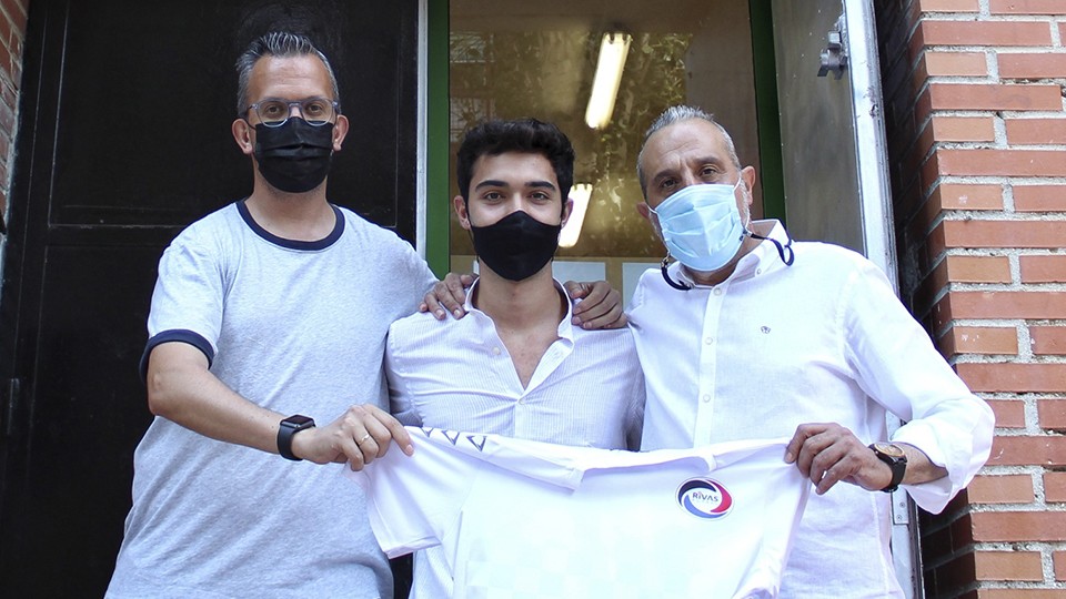 David Madrid, entrenador del Rivas Futsal, posa junto a Koke y el presidente del club Luis Moreno.